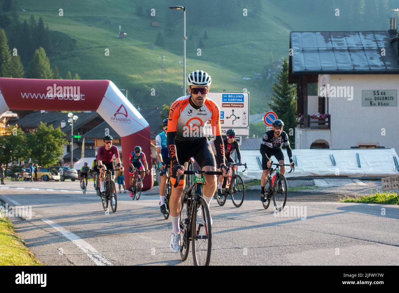 Arabba, Italien - Juli 03. 2022: Rennrad-Marathon in den Dolomiten, Italien. Teilnehmer durchqueren das Dorf Arabba Stockfoto