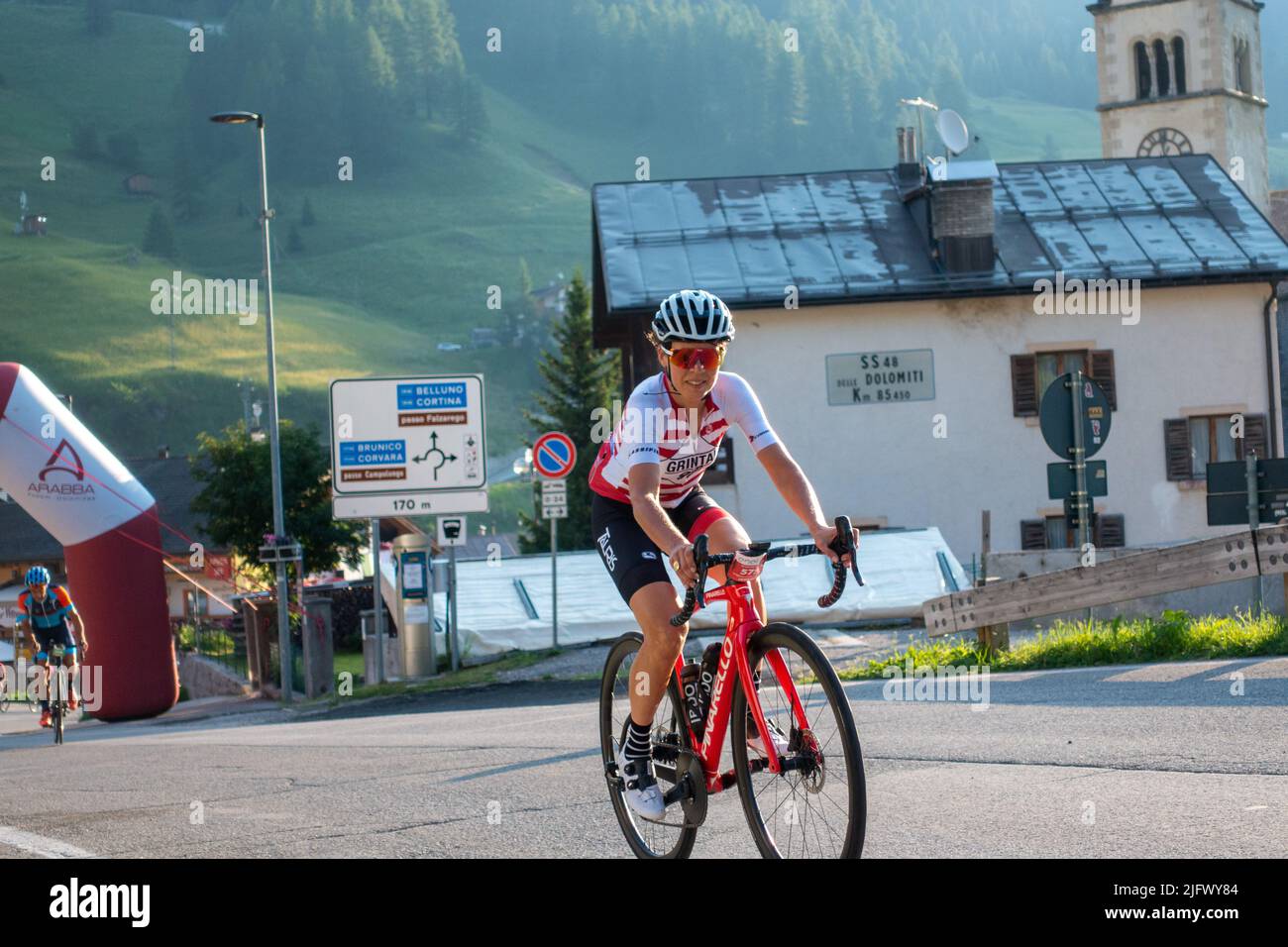 Arabba, Italien - Juli 03. 2022: Rennrad-Marathon in den Dolomiten, Italien. Teilnehmer durchqueren das Dorf Arabba Stockfoto