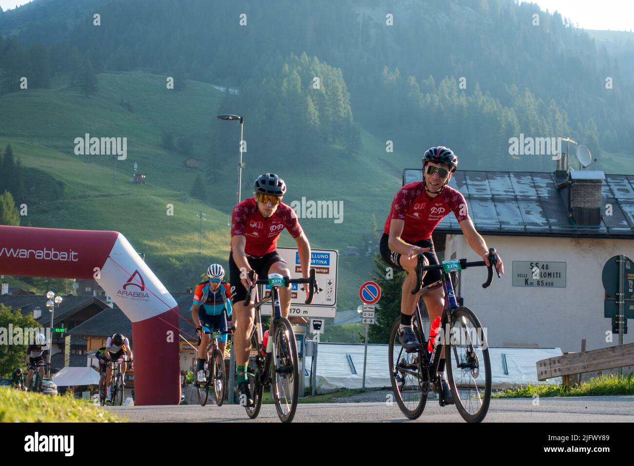 Arabba, Italien - Juli 03. 2022: Rennrad-Marathon in den Dolomiten, Italien. Teilnehmer durchqueren das Dorf Arabba Stockfoto