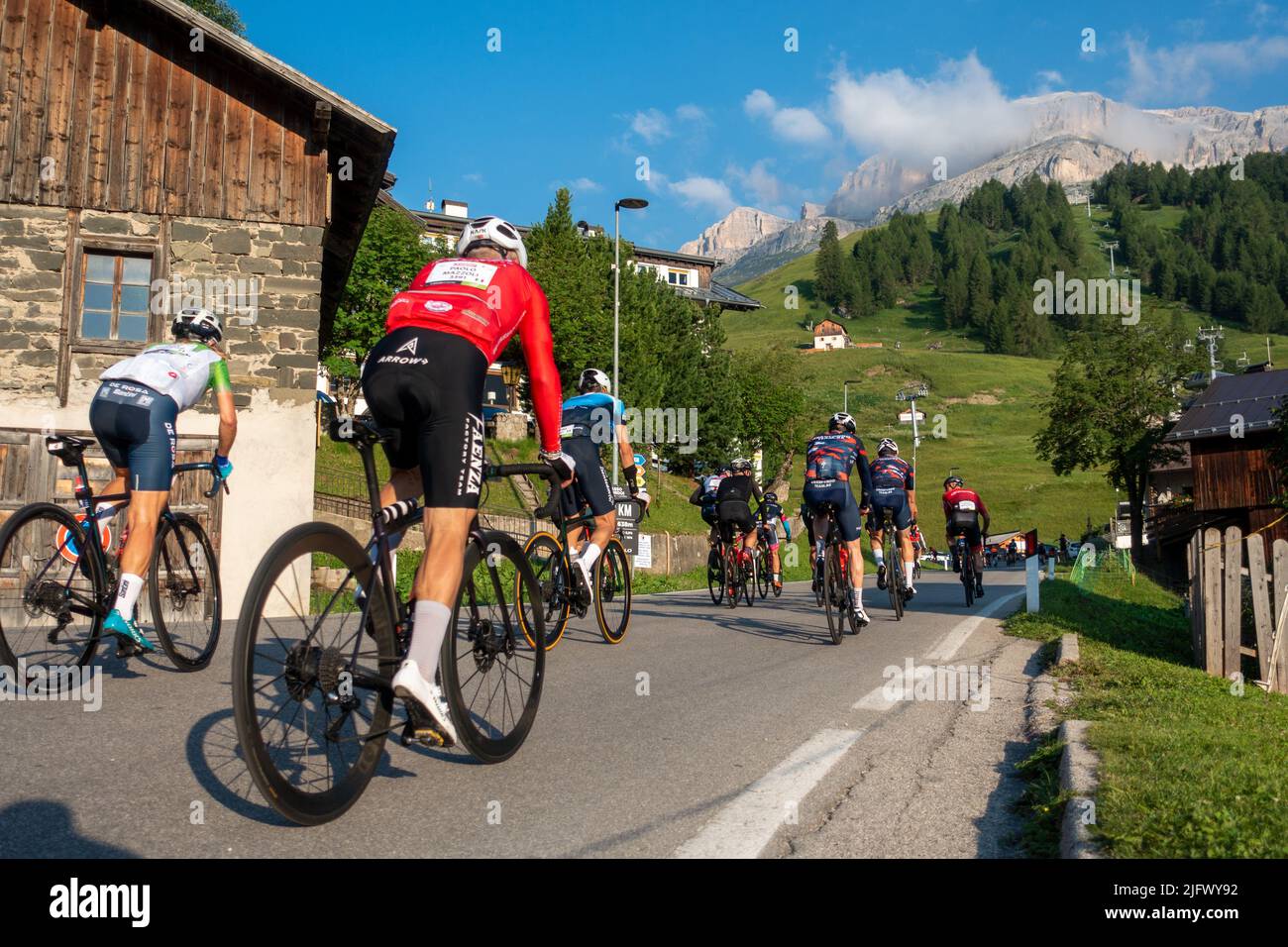 Arabba, Italien - Juli 03. 2022: Rennrad-Marathon in den Dolomiten, Italien. Teilnehmer durchqueren das Dorf Arabba Stockfoto