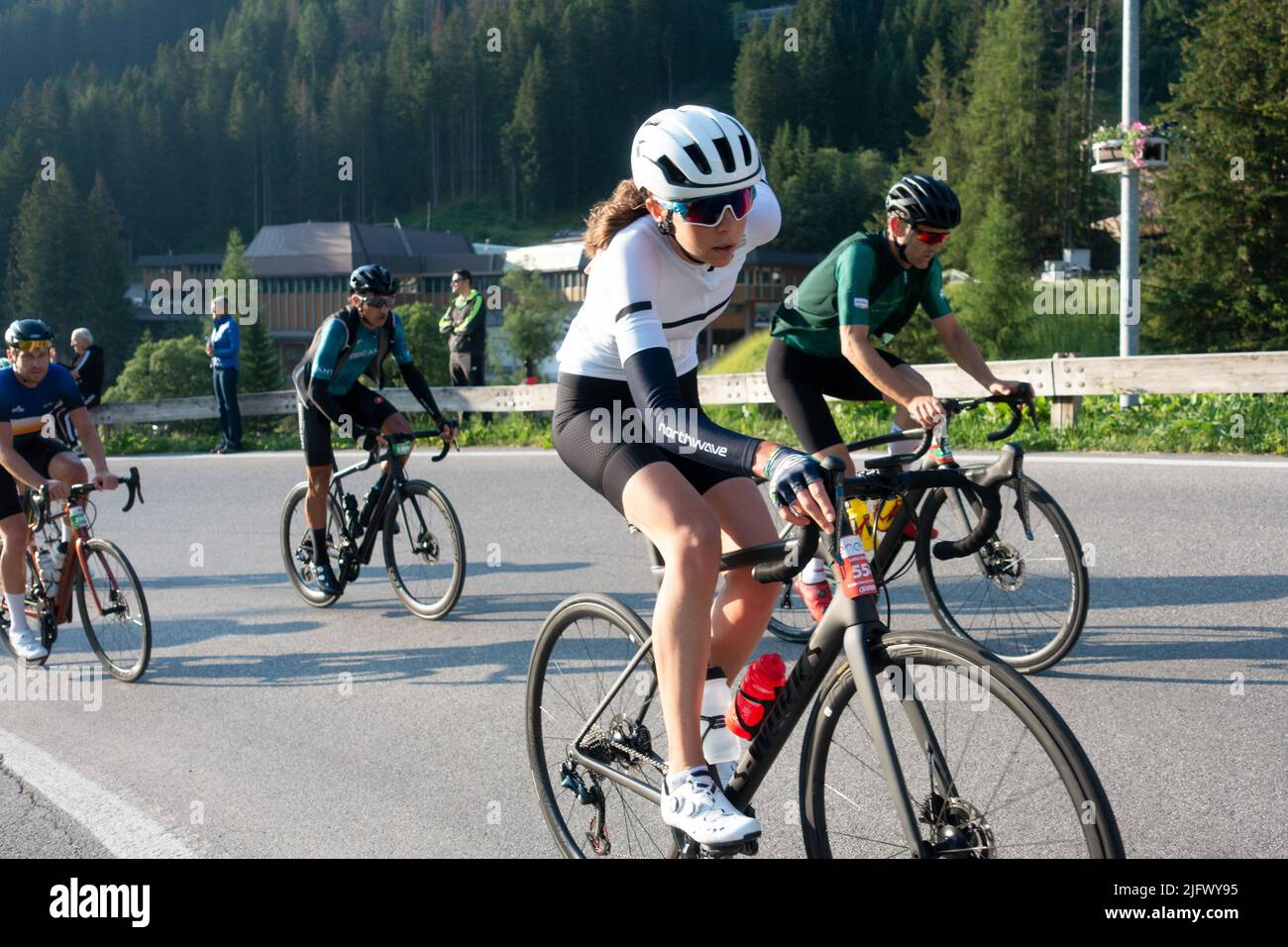 Arabba, Italien - Juli 03. 2022: Rennrad-Marathon in den Dolomiten, Italien. Teilnehmer durchqueren das Dorf Arabba Stockfoto