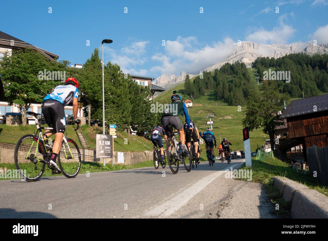 Arabba, Italien - Juli 03. 2022: Rennrad-Marathon in den Dolomiten, Italien. Teilnehmer durchqueren das Dorf Arabba Stockfoto