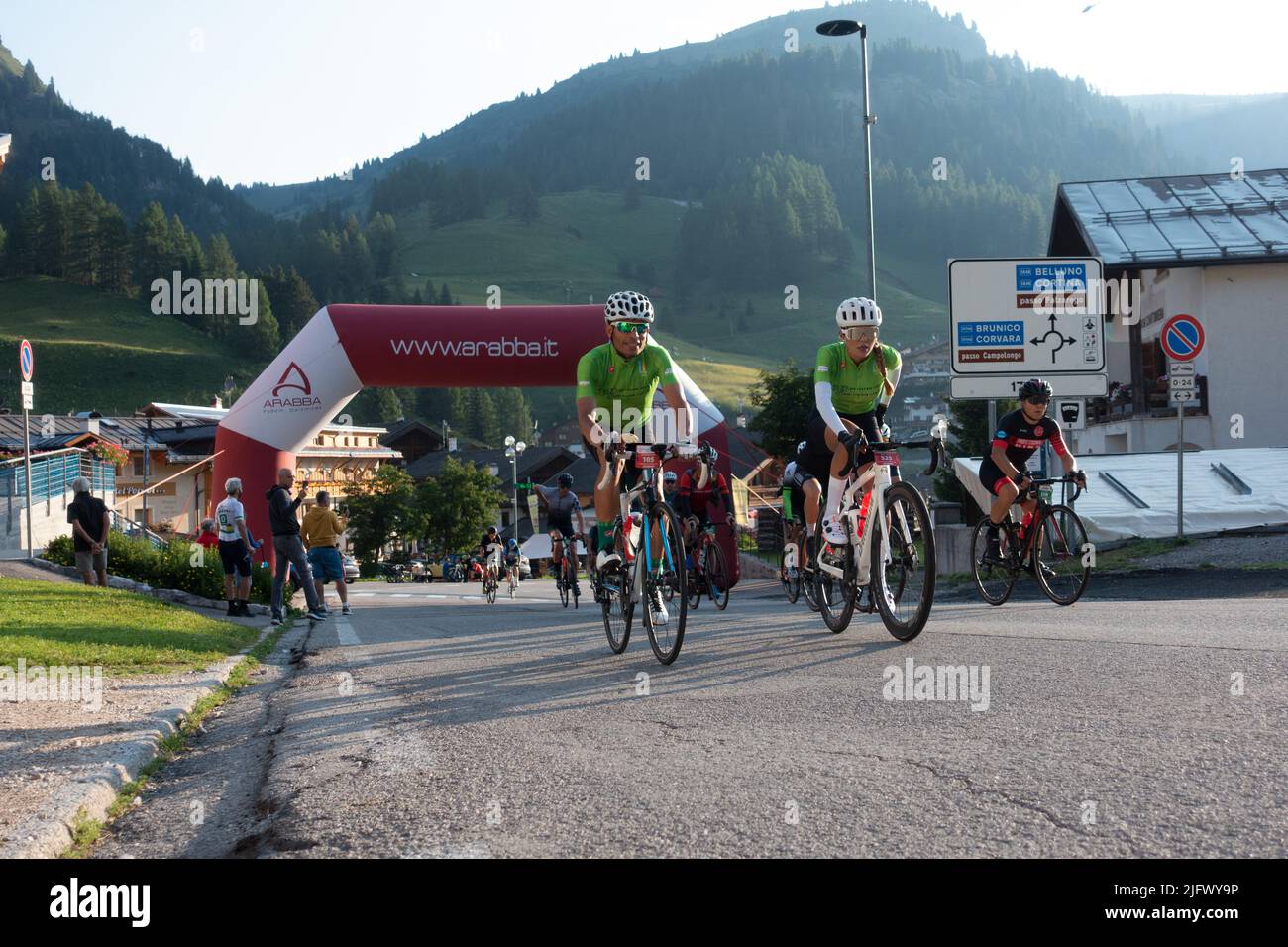 Arabba, Italien - Juli 03. 2022: Rennrad-Marathon in den Dolomiten, Italien. Teilnehmer durchqueren das Dorf Arabba Stockfoto