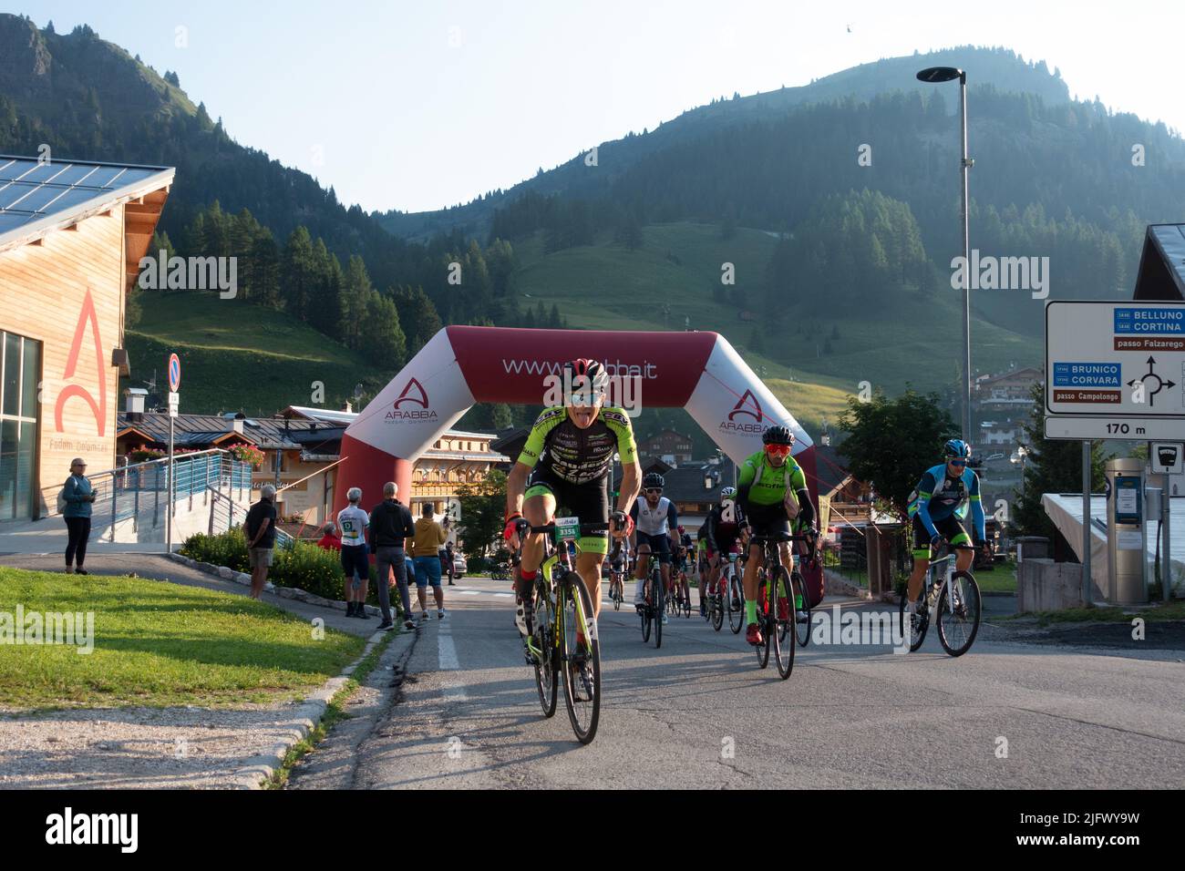 Arabba, Italien - Juli 03. 2022: Rennrad-Marathon in den Dolomiten, Italien. Teilnehmer durchqueren das Dorf Arabba Stockfoto