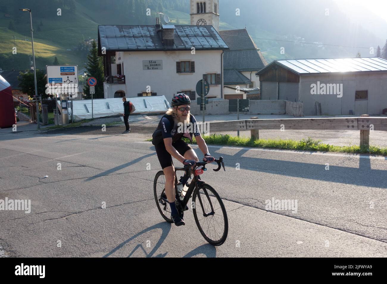 Arabba, Italien - Juli 03. 2022: Rennrad-Marathon in den Dolomiten, Italien. Teilnehmer durchqueren das Dorf Arabba Stockfoto