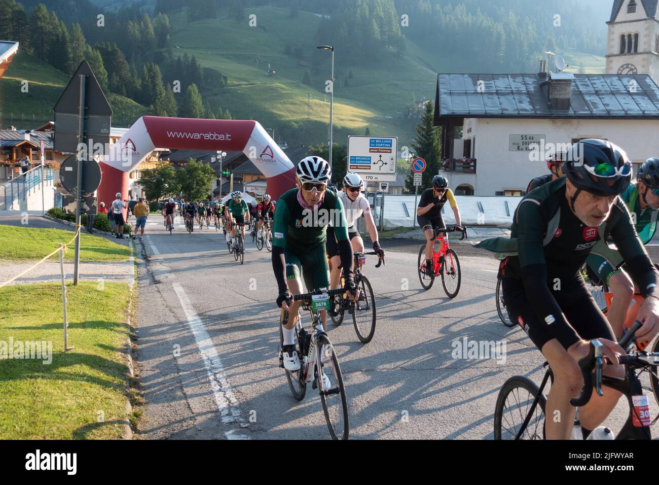 Arabba, Italien - Juli 03. 2022: Rennrad-Marathon in den Dolomiten, Italien. Teilnehmer durchqueren das Dorf Arabba Stockfoto