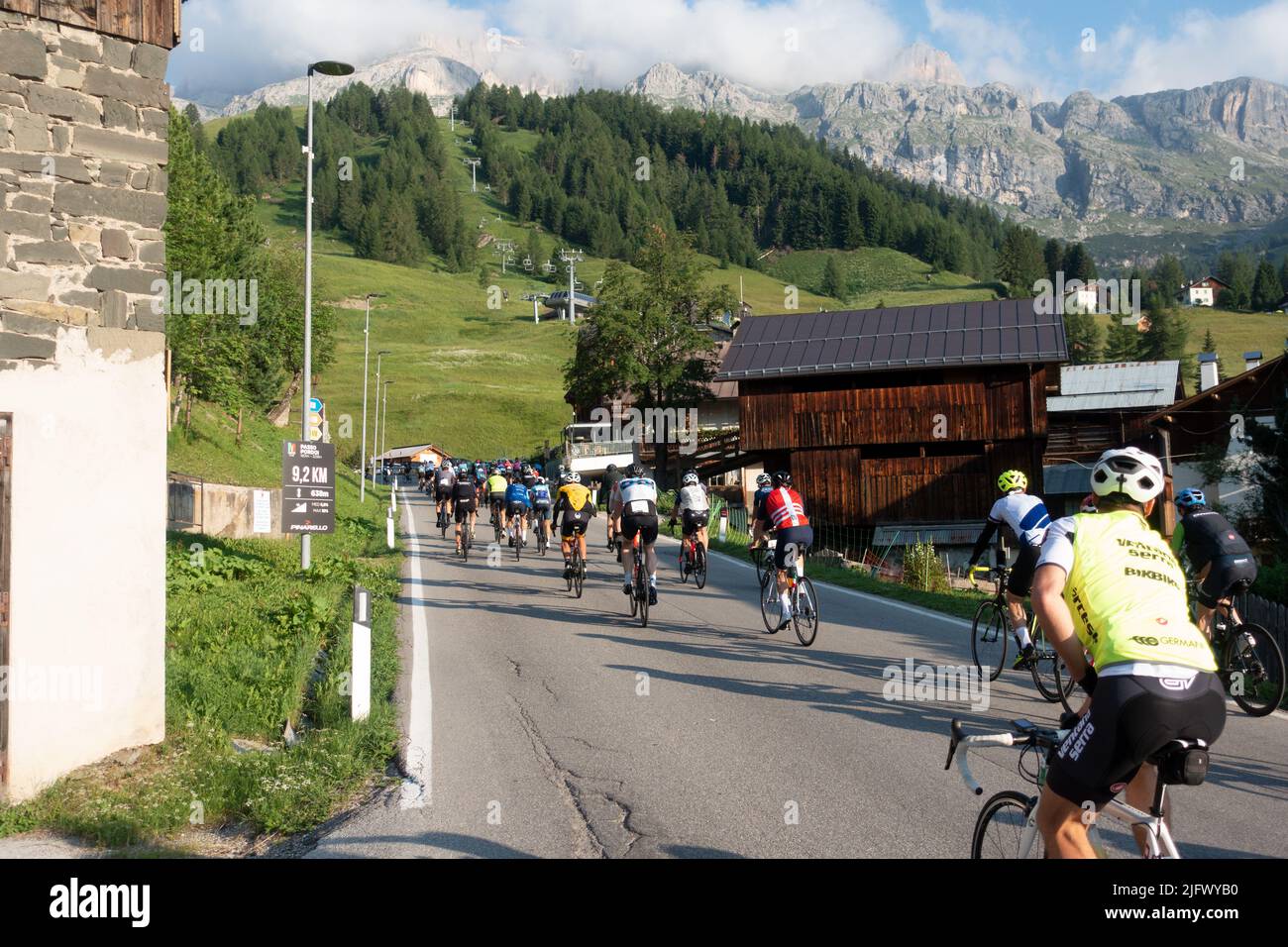 Arabba, Italien - Juli 03. 2022: Rennrad-Marathon in den Dolomiten, Italien. Teilnehmer durchqueren das Dorf Arabba Stockfoto