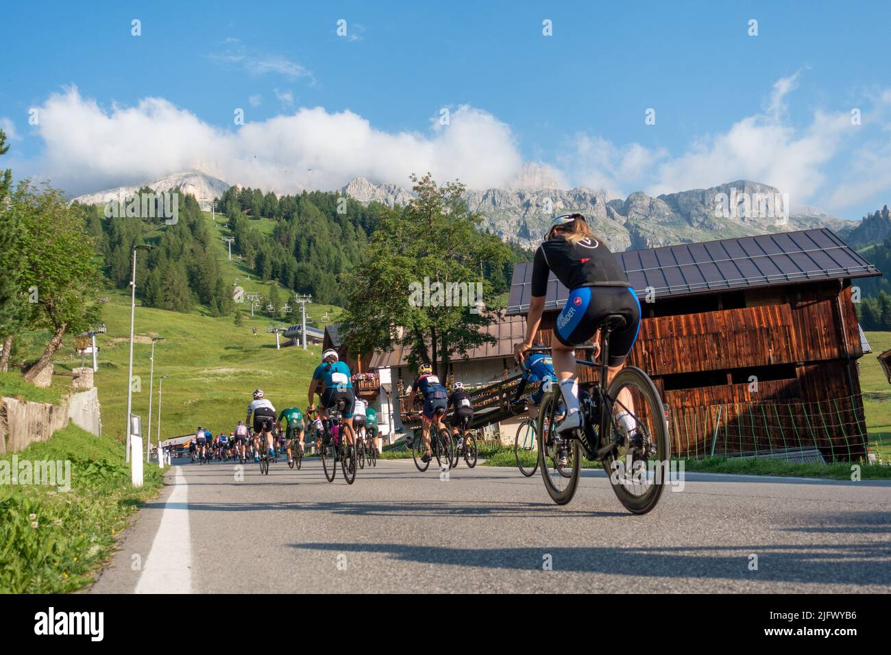 Arabba, Italien - Juli 03. 2022: Rennrad-Marathon in den Dolomiten, Italien. Teilnehmer durchqueren das Dorf Arabba Stockfoto