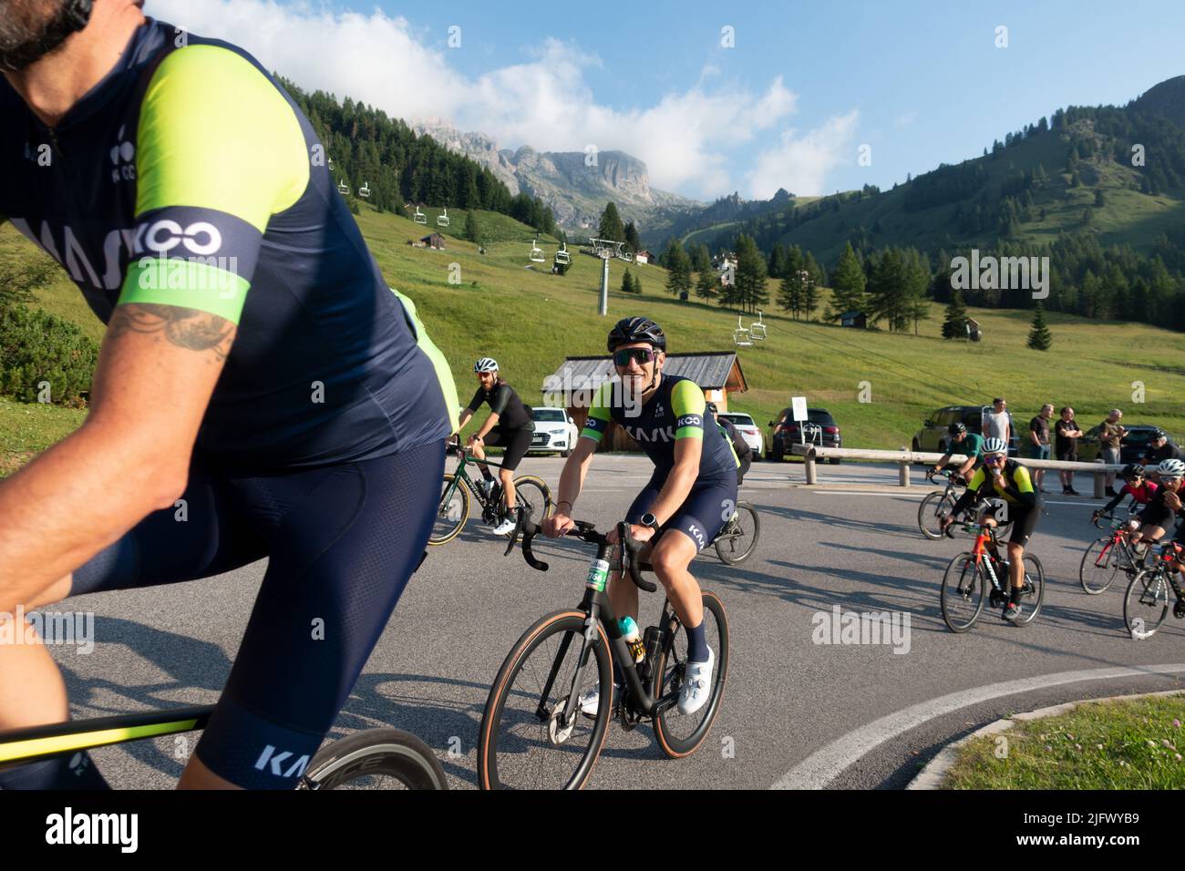 Arabba, Italien - Juli 03. 2022: Rennrad-Marathon in den Dolomiten, Italien. Teilnehmer durchqueren das Dorf Arabba Stockfoto