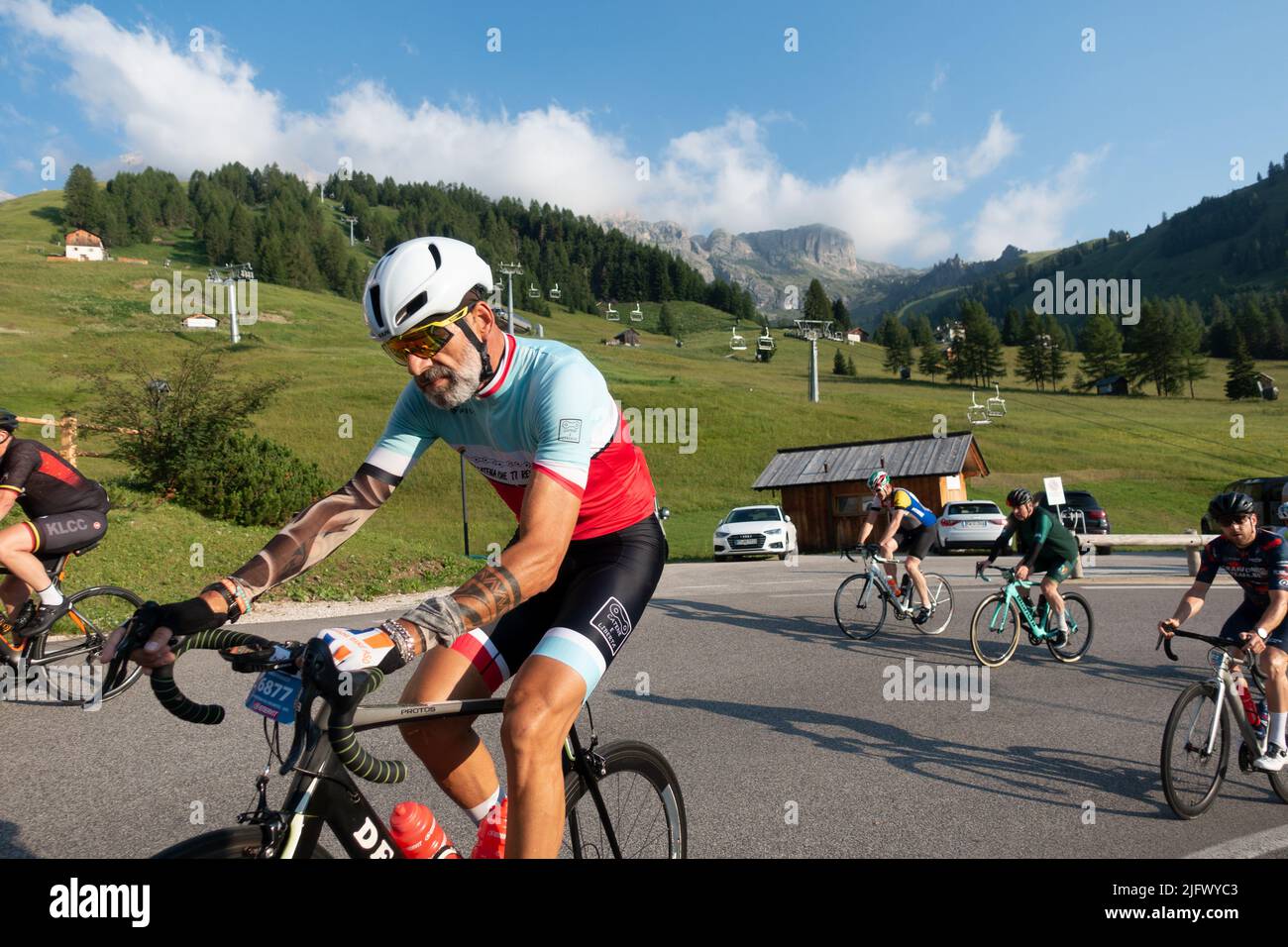 Arabba, Italien - Juli 03. 2022: Rennrad-Marathon in den Dolomiten, Italien. Teilnehmer durchqueren das Dorf Arabba Stockfoto