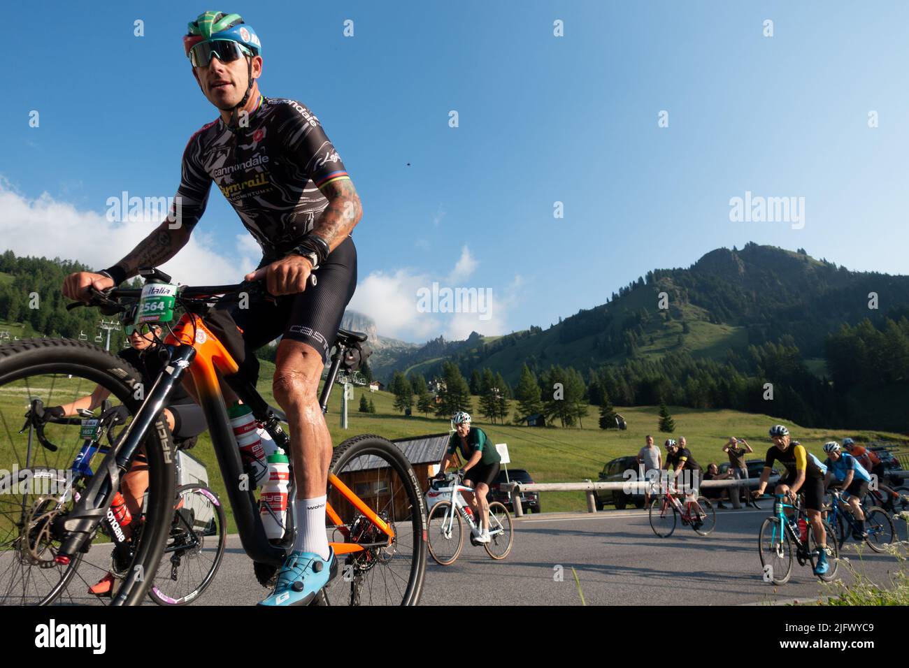Arabba, Italien - Juli 03. 2022: Rennrad-Marathon in den Dolomiten, Italien. Teilnehmer durchqueren das Dorf Arabba Stockfoto