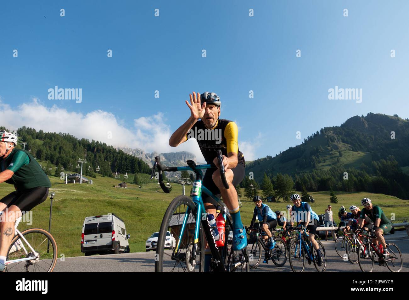 Arabba, Italien - Juli 03. 2022: Rennrad-Marathon in den Dolomiten, Italien. Teilnehmer durchqueren das Dorf Arabba Stockfoto