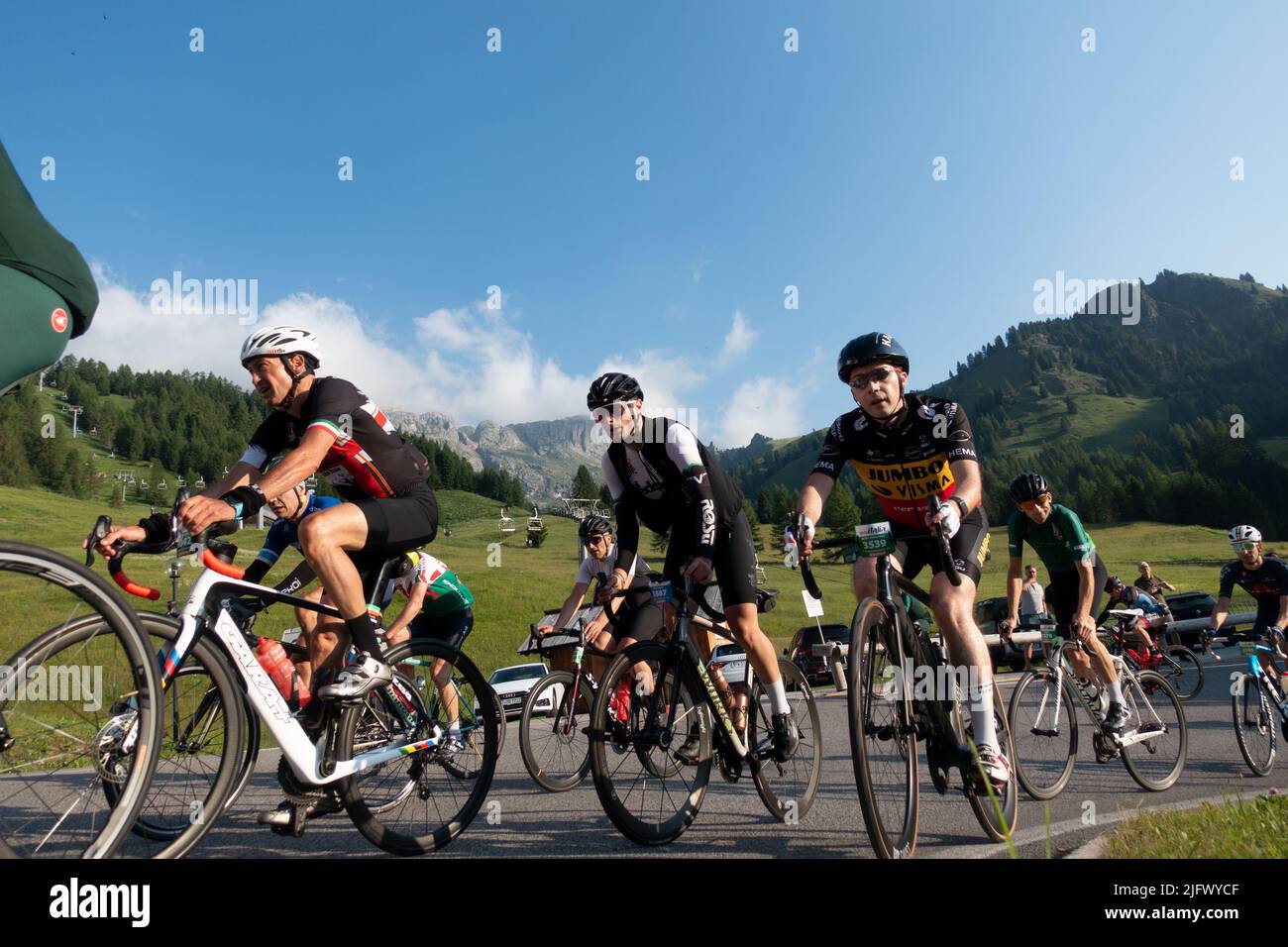 Arabba, Italien - Juli 03. 2022: Rennrad-Marathon in den Dolomiten, Italien. Teilnehmer durchqueren das Dorf Arabba Stockfoto