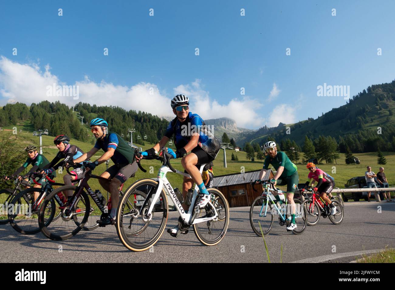 Arabba, Italien - Juli 03. 2022: Rennrad-Marathon in den Dolomiten, Italien. Teilnehmer durchqueren das Dorf Arabba Stockfoto