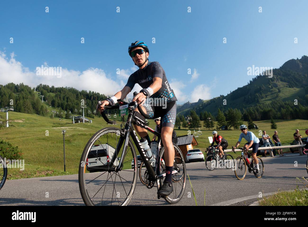Arabba, Italien - Juli 03. 2022: Rennrad-Marathon in den Dolomiten, Italien. Teilnehmer durchqueren das Dorf Arabba Stockfoto