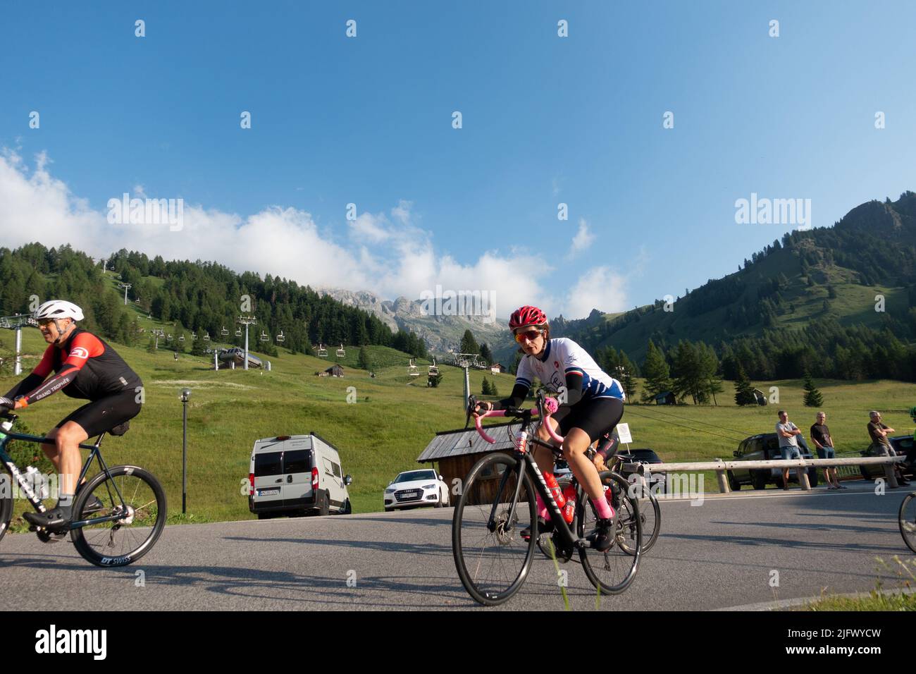 Arabba, Italien - Juli 03. 2022: Rennrad-Marathon in den Dolomiten, Italien. Teilnehmer durchqueren das Dorf Arabba Stockfoto