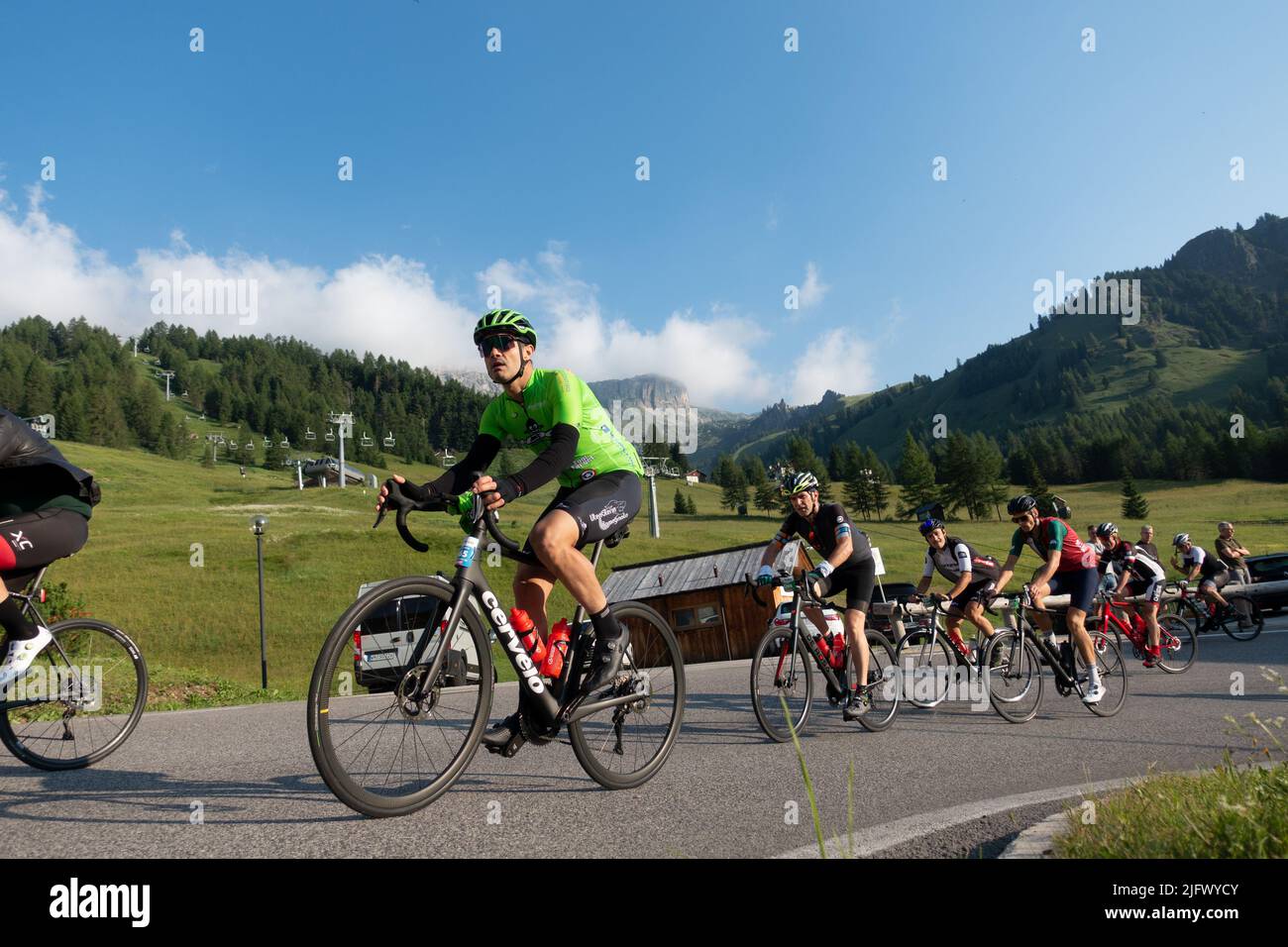 Arabba, Italien - Juli 03. 2022: Rennrad-Marathon in den Dolomiten, Italien. Teilnehmer durchqueren das Dorf Arabba Stockfoto