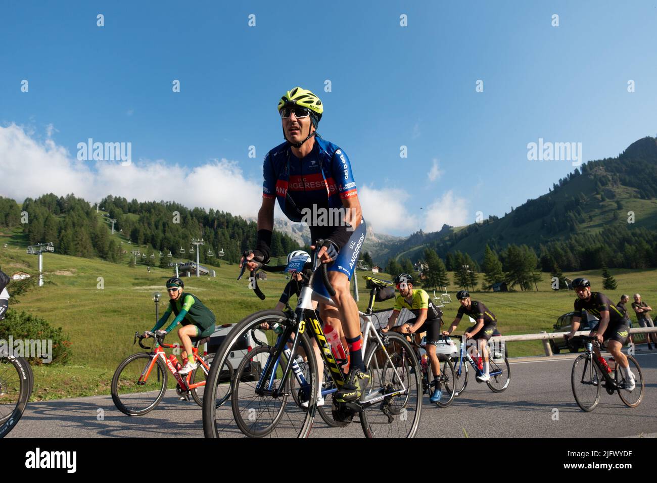 Arabba, Italien - Juli 03. 2022: Rennrad-Marathon in den Dolomiten, Italien. Teilnehmer durchqueren das Dorf Arabba Stockfoto