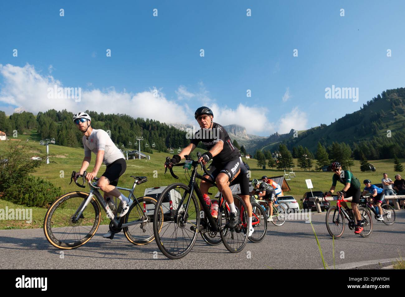 Arabba, Italien - Juli 03. 2022: Rennrad-Marathon in den Dolomiten, Italien. Teilnehmer durchqueren das Dorf Arabba Stockfoto