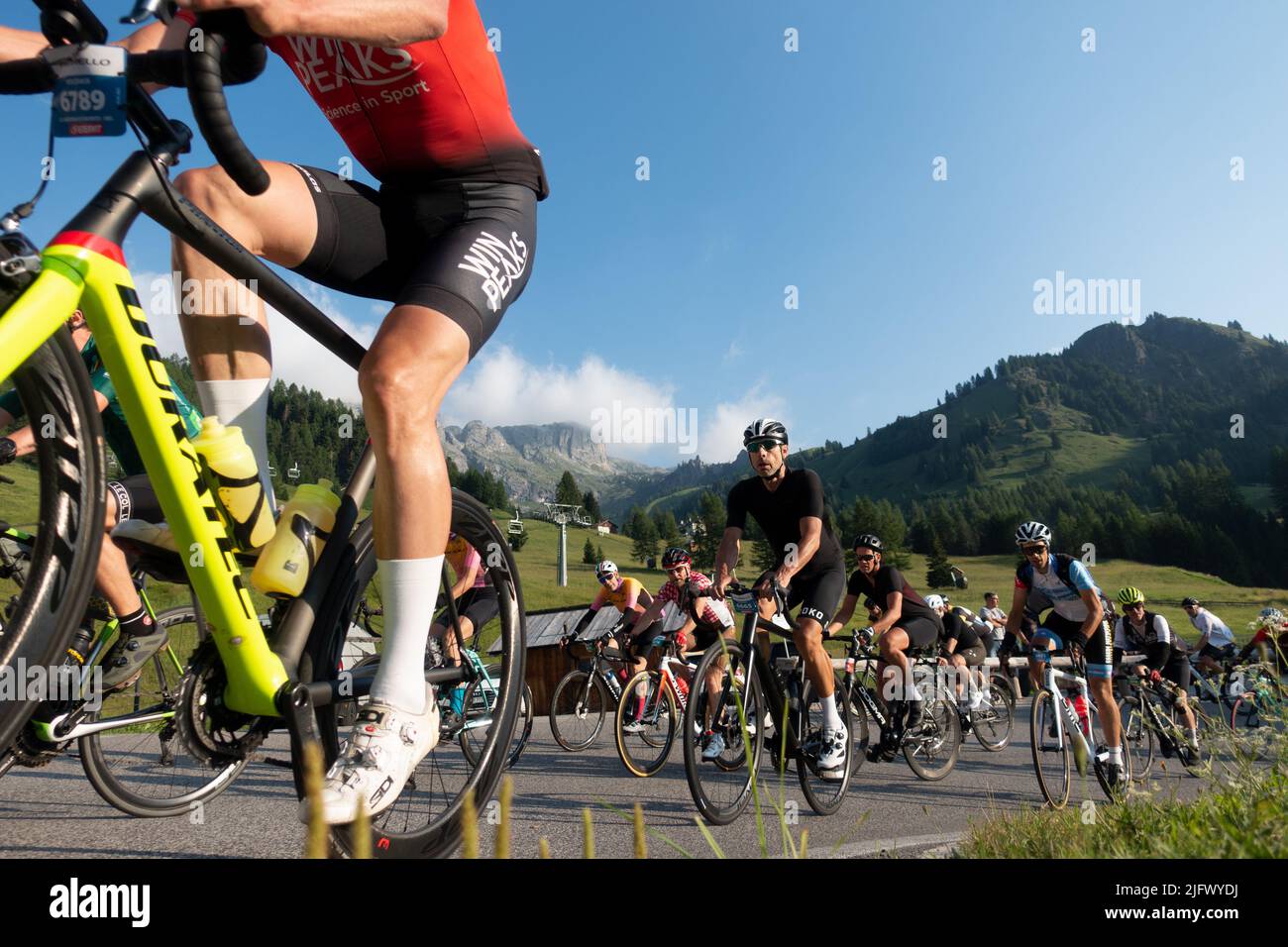 Arabba, Italien - Juli 03. 2022: Rennrad-Marathon in den Dolomiten, Italien. Teilnehmer durchqueren das Dorf Arabba Stockfoto