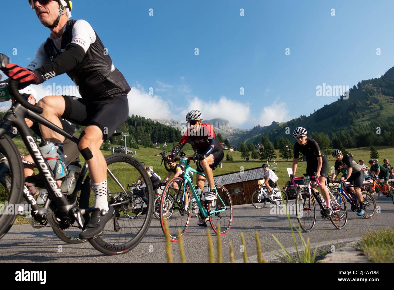 Arabba, Italien - Juli 03. 2022: Rennrad-Marathon in den Dolomiten, Italien. Teilnehmer durchqueren das Dorf Arabba Stockfoto