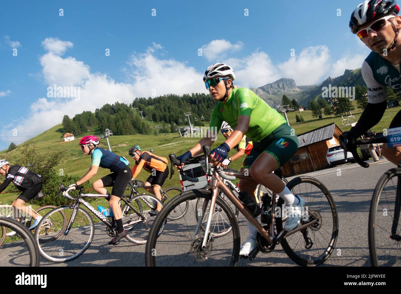 Arabba, Italien - Juli 03. 2022: Rennrad-Marathon in den Dolomiten, Italien. Teilnehmer durchqueren das Dorf Arabba Stockfoto