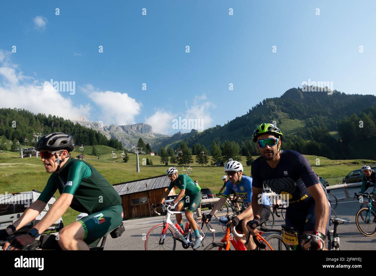 Arabba, Italien - Juli 03. 2022: Rennrad-Marathon in den Dolomiten, Italien. Teilnehmer durchqueren das Dorf Arabba Stockfoto