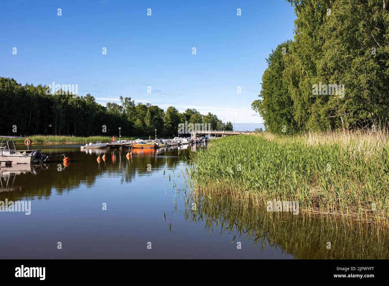 Ramsaynranta an einem Sommermorgen im finnischen Munkkiniemi-Viertel in Helsinki Stockfoto