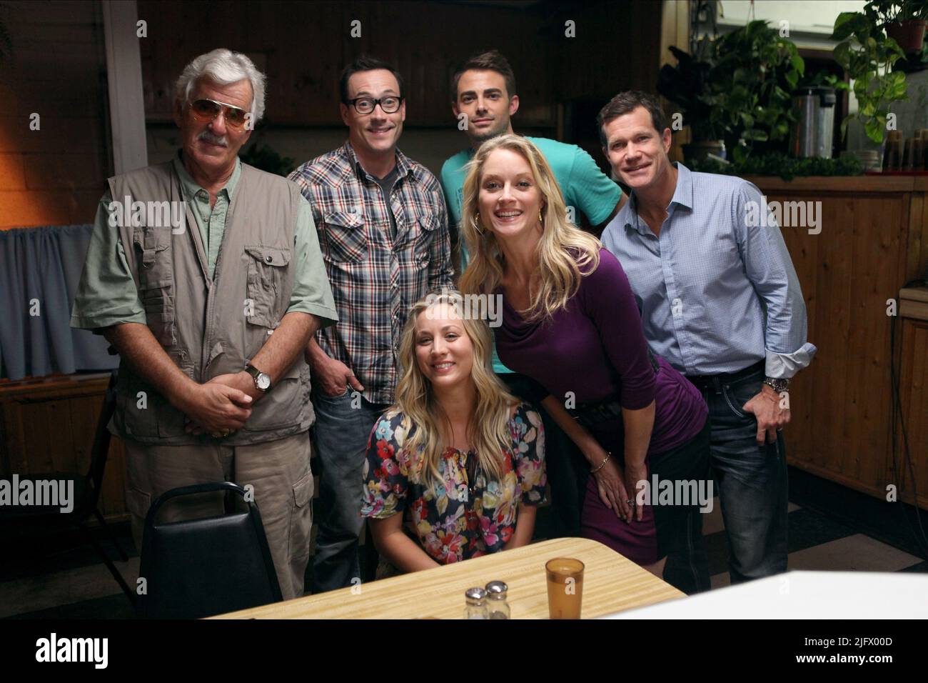 DENNIS FARINA, Chris Klein, Kaley Cuoco, Jonathan Bennett, TERI POLO, Dylan Walsh, Autoren anonym, 2014 Stockfoto