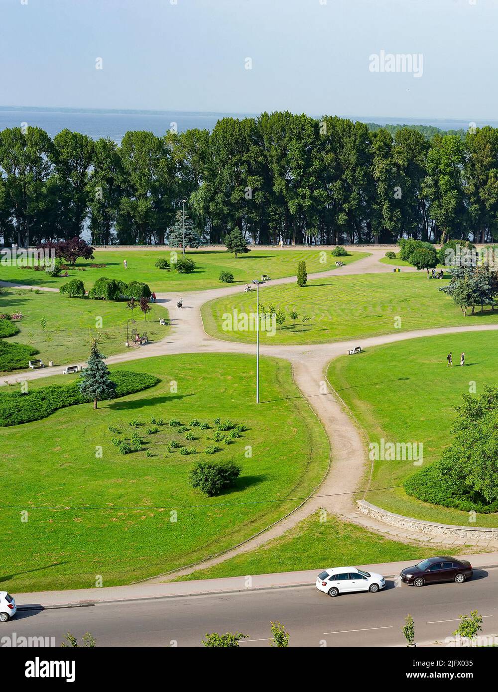 Grüne Rasenflächen, Flussuferpark Roses Valley, Sommer, Tscherkasy, Ukraine Stockfoto