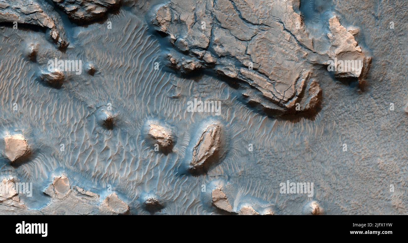 Marsatlandschaft. Schichten in einer Depression in Nord-Arabien Terra70. Der Boden ist in diesem Bild dicht geknackt. (Norden liegt auf der rechten Seite.) Eine optimierte und verbesserte Version von NASA-Bildern. Quelle: NASA/JPL/UArizona Stockfoto