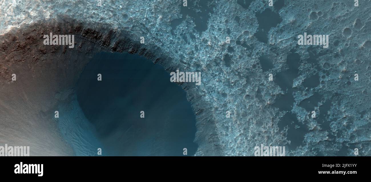 Marsatlandschaft. Möglich Olivine-Reiches Gelände. Olivin ist ein grünlich gefärbtes Silikat-Mineral, das in vielen mafisch-igneösen Gesteinen häufig vorkommen kann. Auf dem Mars wurde Olivin in Nili Fossae, Ganges Chasma (in Valles Marineris) und sogar in Mars-Meteoriten nachgewiesen. Die Untersuchung möglicher Olivin-Bereiche kann helfen, die Verwitterungsraten von Silikaten in der rauen Umgebung des Mars zu verstehen. Das Bild ist weniger als 1 km (.62 mi) von oben nach unten, 293 km über der Oberfläche und Norden ist auf der rechten Seite. Eine optimierte und verbesserte Version von NASA-Bildern. Quelle: NASA/JPL/UArizona Stockfoto