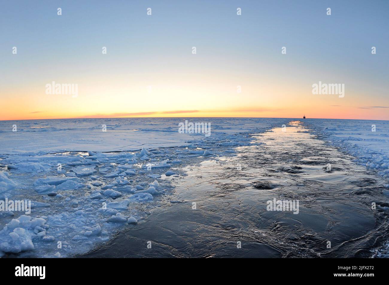 ARKTISCHER OZEAN Ð das kanadische Küstenwachschiff Louis S. St-Laurent nähert sich dem Küstenwachschneider Healy im Arktischen Ozean. Die beiden Schiffe nehmen an einer mehrjährigen, multiagenturübergreifenden arktischen Untersuchung Teil, die zur Definition des arktischen Kontinentalschelfs beitragen wird. Arktischer Ozean, September (2009) Quelle: P.Kelley, USCG Stockfoto