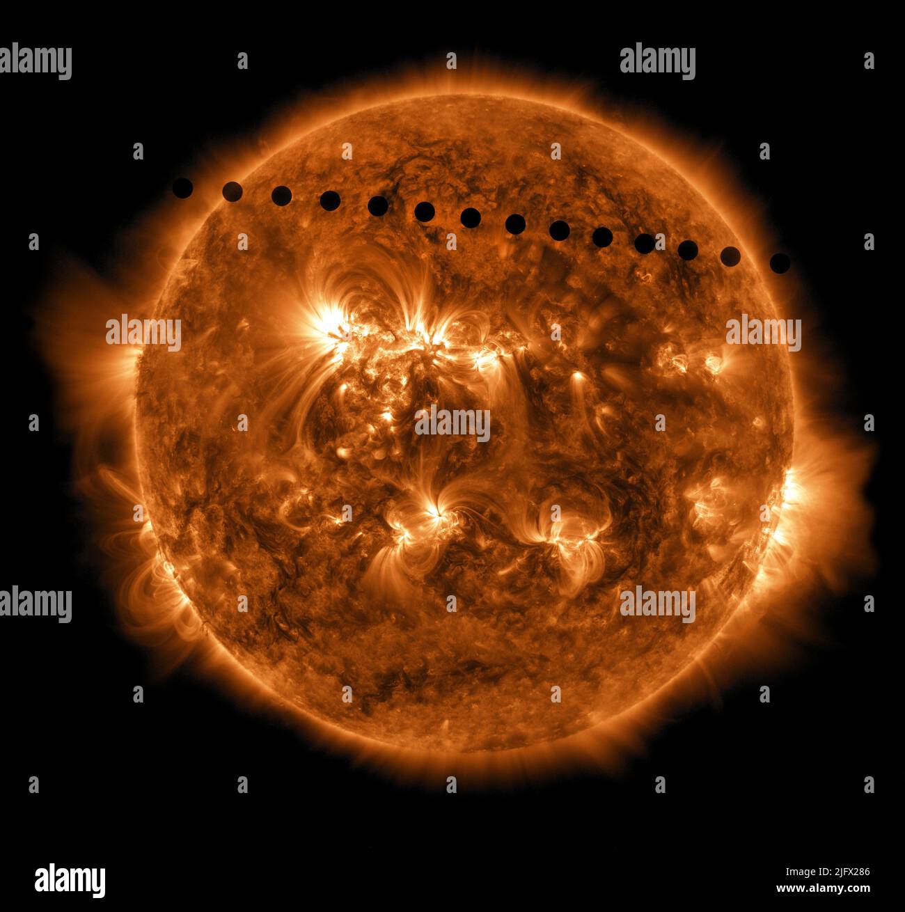 Der Transit der Venus über das Gesicht der Sonne. Dieses selten beobachtete Ereignis geschieht paarweise im Abstand von acht Jahren, die um 105 oder 121 Jahre voneinander getrennt sind. Am 5. Juni 2012 war der vorherige Transit im Jahr 2004 und der nächste wird erst 2117 passieren. Dieses Zeitrafferbild zeigt die Venus, die über die Scheibe der Sonne geht, was etwa sechs Stunden dauerte. Eine optimierte und digital verbesserte Version eines NASA-Bildes / Credit NASA / Solar Dynamics Observatory Stockfoto