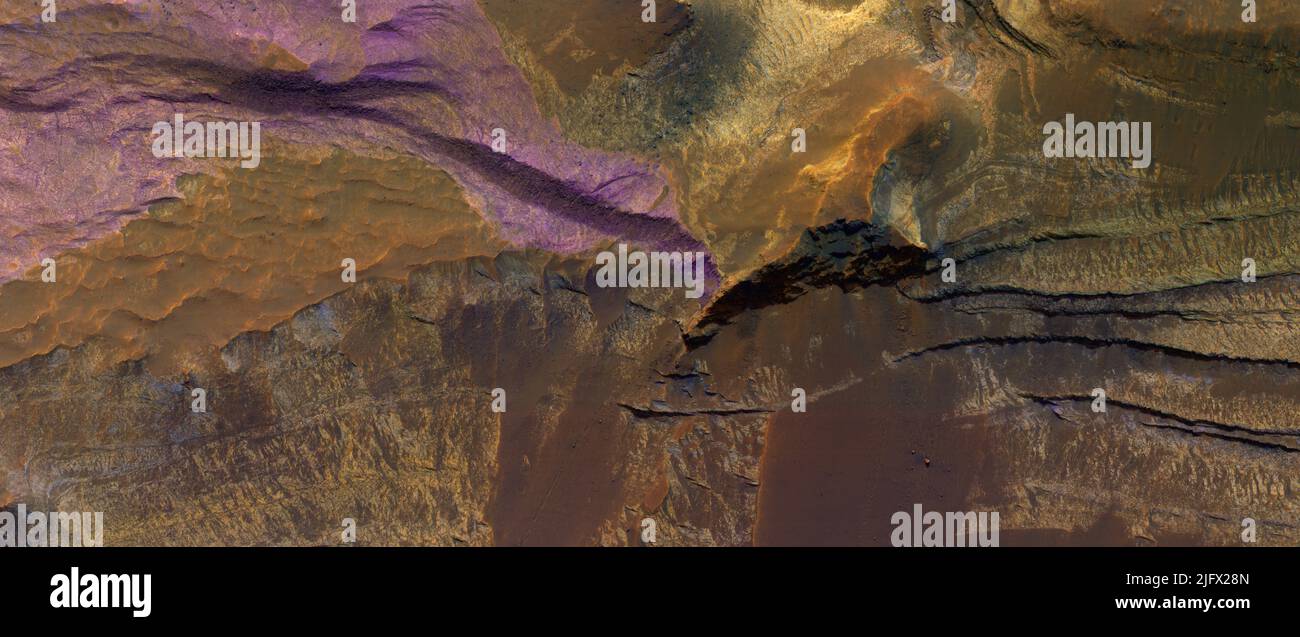 Marsatlandschaft. Sedimentgesteinsvielfalt im Terby-Krater, der sich am nördlichen Rand des Hellas-Beckens befindet. Gefüllt mit sedimentären Ablagerungen, die sich vielleicht durch oder im Wasser ablagern.der nordöstliche Teil dieser Schichten wurde durch den Wind erodiert, wodurch die Schichten freigelegt wurden. Der Farbausschnitt ist ein Beispiel für diese Materialien, in denen die verschiedenen Farben und Texturen unterschiedliche Gesteinstypen repräsentieren. Das Bild liegt weniger als 1 km von oben nach unten. Norden liegt auf der rechten Seite. Eine optimierte und verbesserte Version von NASA-Bildern. Quelle: NASA/JPL/UArizona Stockfoto