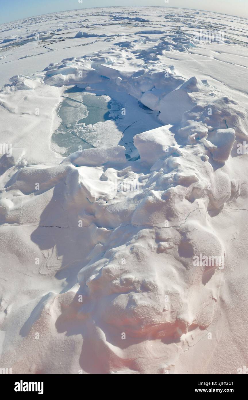 Verdeckte Kappe. Dieser Teil des Arktischen Ozeans ist fast vollständig von Eis bedeckt. September (2009) Quelle: P.Kelley, USCG Stockfoto