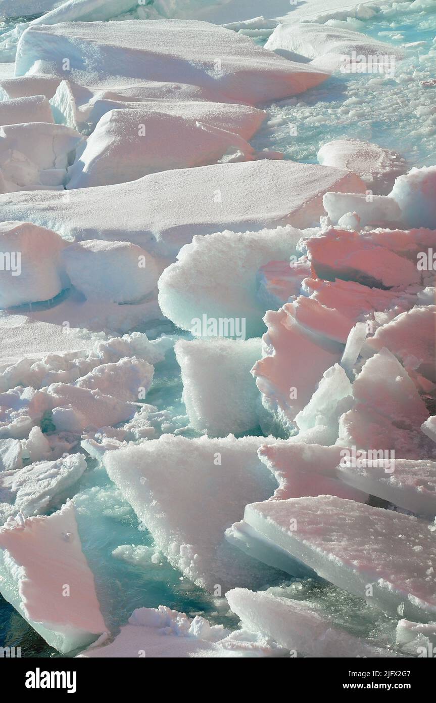 Gebrochenes Eis. Das Eis wird vom Rumpf des Küstenwache-Schneiters Healy weggedrückt. Arktischer Ozean, September (2009) Quelle: P.Kelley, USCG Stockfoto