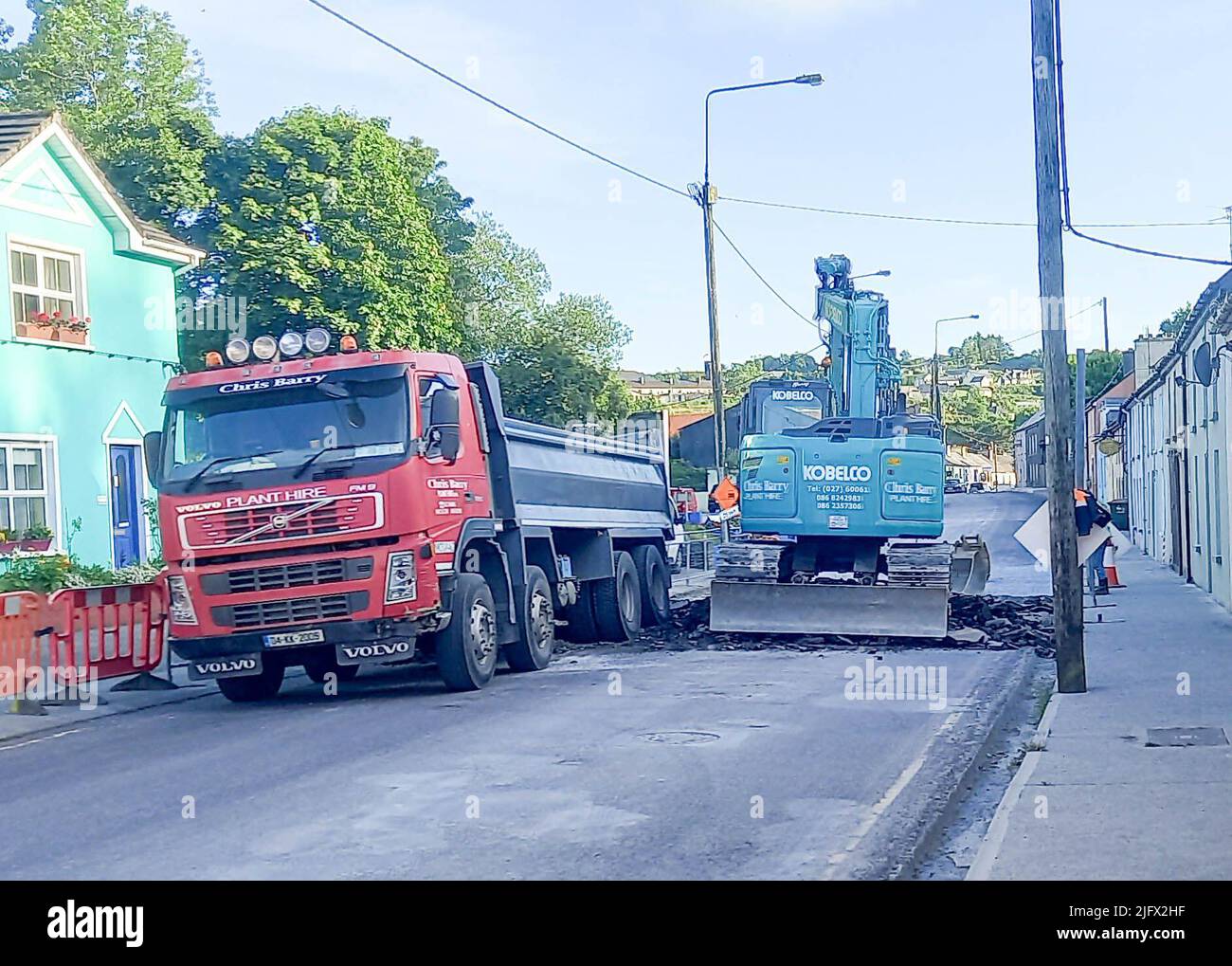 Bantry West Cork Irland, Dienstag, 5. Juli 2022; die Hauptstraße nach Bantry, die N71, ist nachts für den Verkehr gesperrt, um die Neuverlegung von Wasserleitungen und die Fertigstellung der Sanierungsarbeiten zu erleichtern. Die Schließungen, zwischen 7pm und 6am für 3 Wochen, endeten am 25.. Juli mit Umleitungen. Kredit; ED/Alamy Live Nachrichten Stockfoto