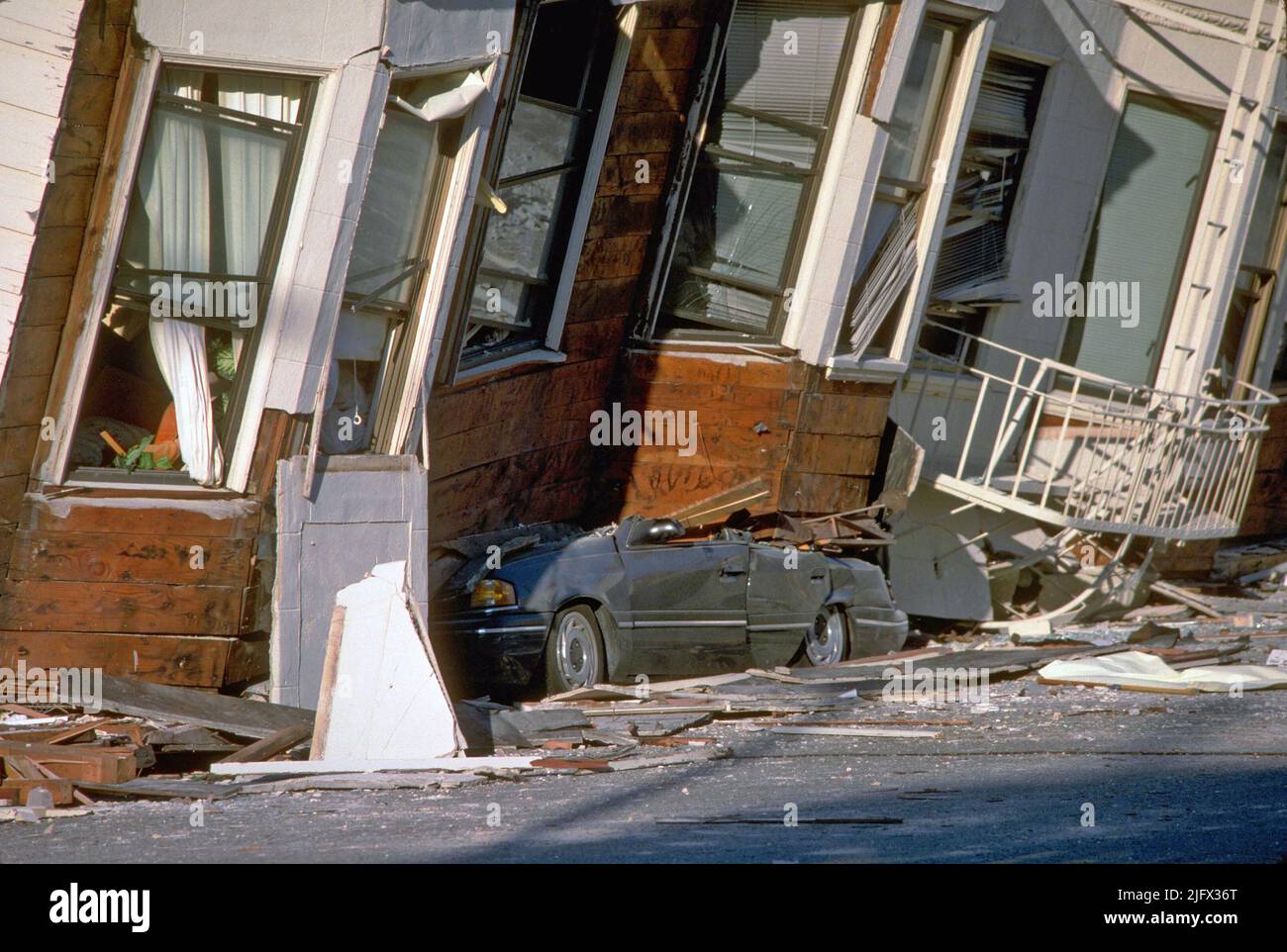 Am 17. Oktober 1989, um 5:04pm Uhr (PDT), erschütterte ein Erdbeben der Stärke 6,9 die Regionen San Francisco und Monterey Bay in Kalifornien, USA. Hier wurde ein Auto im dritten Stock dieses Apartmentgebäudes im Marina District zerquetscht. Das Epizentrum befand sich in der Nähe des Loma Prieta Gipfels in den Santa Cruz Bergen. Die Arbeit des U.S. Geological Survey und anderer Organisationen hat das Verständnis der seismischen Bedrohung in der Bay-Region verbessert, das Bewusstsein für Erdbebengefahren gefördert und zu effektiveren Strategien zur Reduzierung von Erdbebenverlusten beigetragen.Quelle: J.K.Nakata/USGS Stockfoto