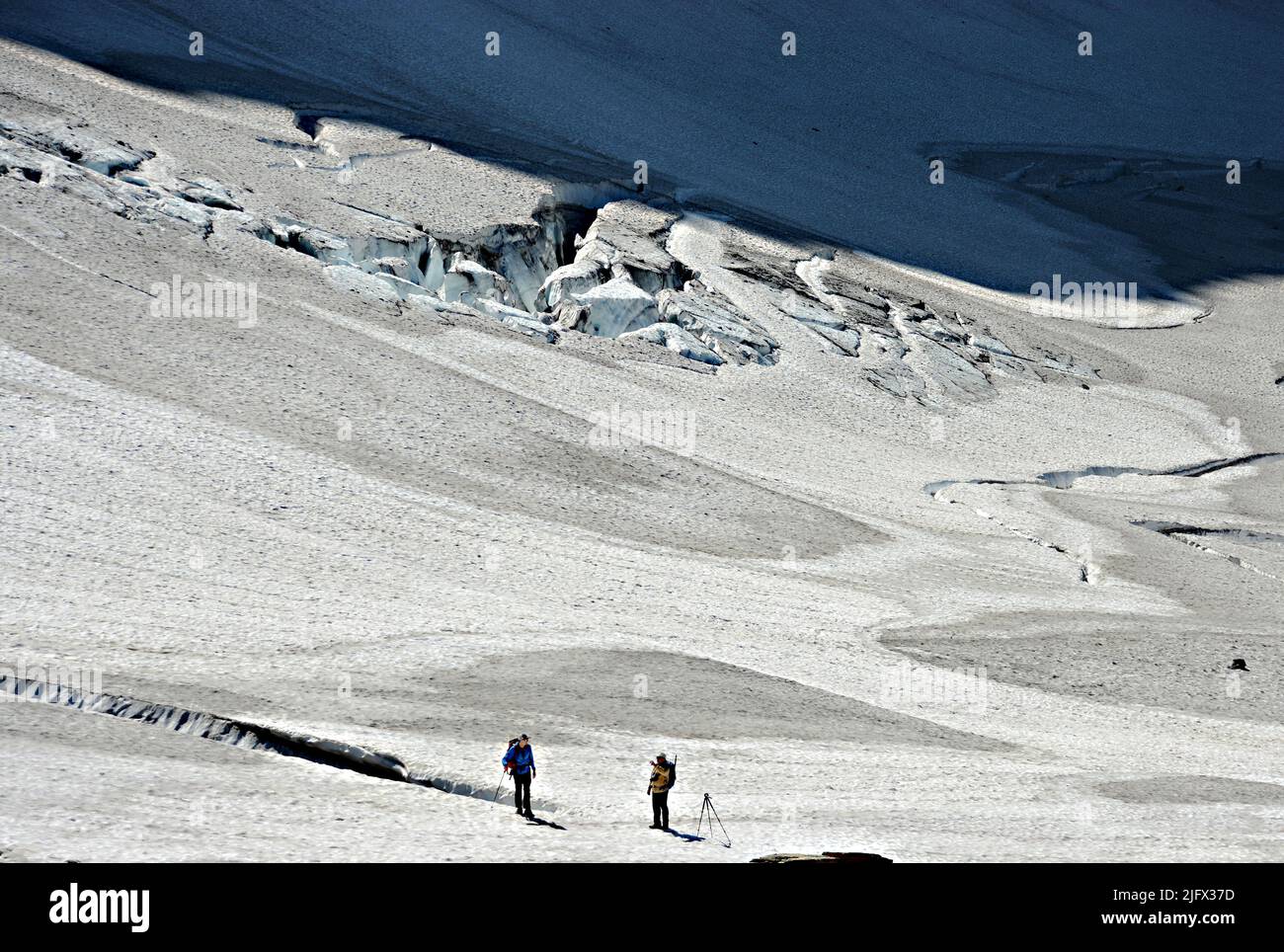 Der Seitenrand des Grinnell Glacier. Der schnell verschwindende Grinnell Glacier liegt im Herzen des Glacier National Park im US-Bundesstaat Montana. Der Gletscher ist nach George Bird Grinnell benannt, einem frühen amerikanischen Naturschützer und Forscher, der auch ein starker Verfechter der Schaffung des Glacier National Park war. Der Gletscher befindet sich in der Lewis Range und liegt an der Nordflanke des Mount Gould in einer Höhe von durchschnittlich 7000 Fuß (2100 m), in der vielen Gletscherregion des Parks. Kredit: USGS Stockfoto