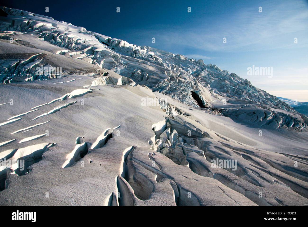 Geschrumpftes und rissenes Eis. Als USGS im Jahr 1950s die Gletscher in Icy Bay, Alaska, kartierte, war der Gletscher in diesem Bild flach und Hunderte von Metern dick. Das Grundgestein entsteht, da Guyot sich sehr schnell zurückzieht. Aufgenommen im Januar 2010. Kredit: S.O'Neel/USGS. Stockfoto