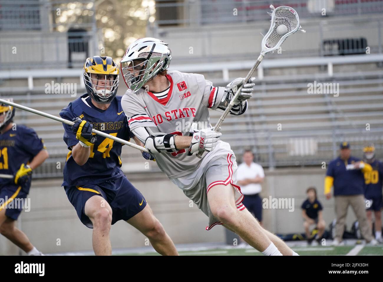 Die Lacrosse Spieler spielen ein Ausstellungsspiel in Flutlichtern in einem Stadion Stockfoto