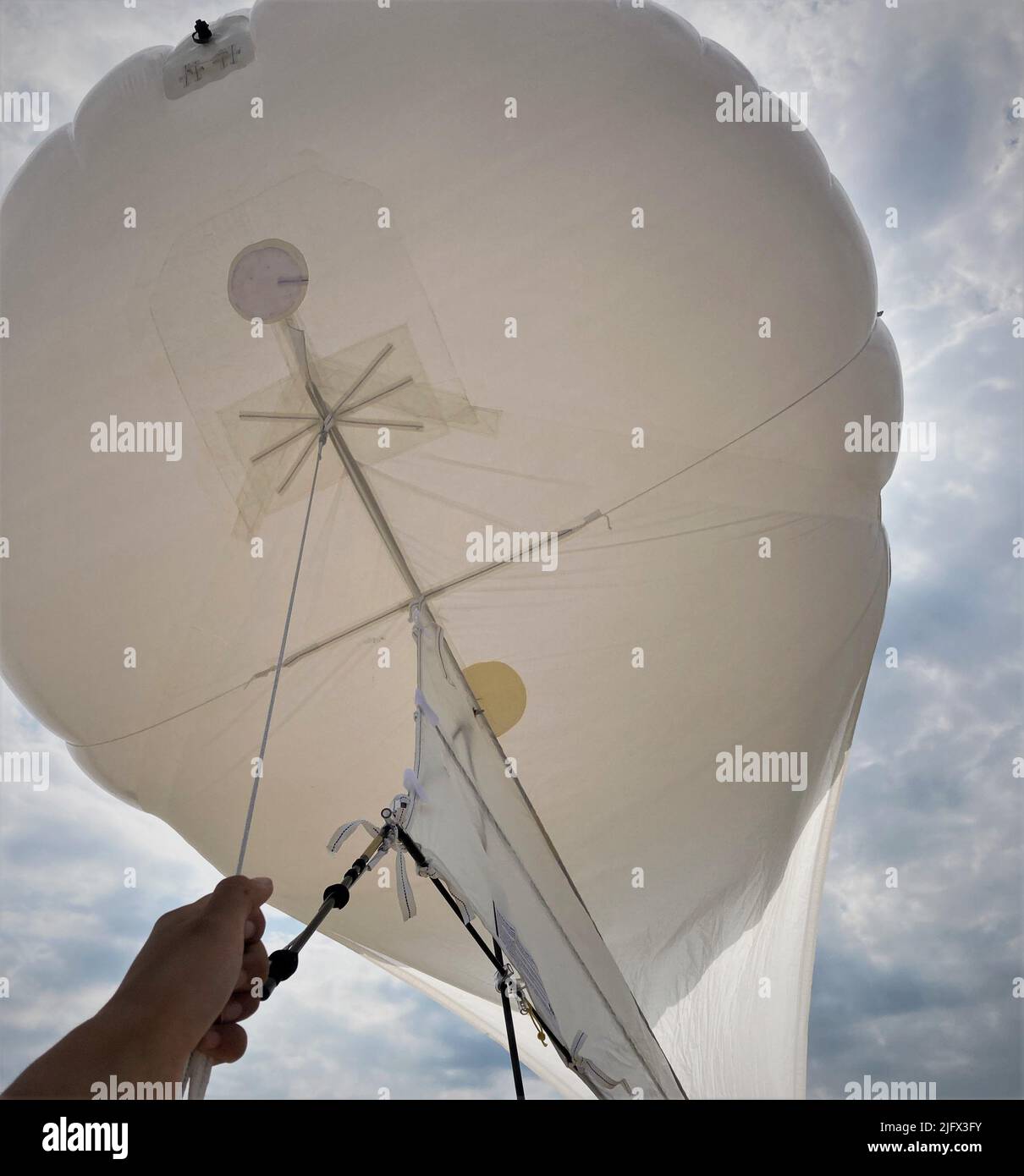 Als Alternative zu unbemannten Luftbildsystemen (UAS) verwenden Wissenschaftler in Großbritannien hergestellte Helikites, die mit Kameras ausgestattet sind, um Bilder der Landschaft zu sammeln. Hier bereitet sich ein US Geological Survey Forscher darauf vor, einen Helikit an einem Strand im Pea Island National Wildlife Refuge am Outer Banks of North Carolina, USA, zu schleppen. Kredit: J.R. over/USGS Stockfoto