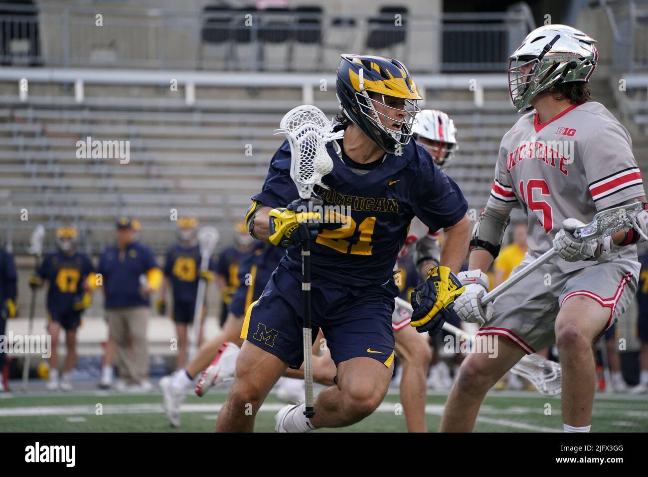 Die Lacrosse Spieler spielen ein Ausstellungsspiel in Flutlichtern in einem Stadion Stockfoto