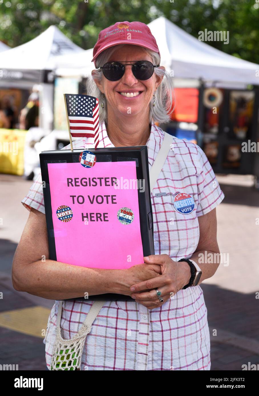 Ein Freiwilliger bei einer Feiertagsveranstaltung am 4. Juli in Santa Fe, New Mexico, registriert Bürger, die bei den bevorstehenden US-Wahlen wählen sollen. Stockfoto