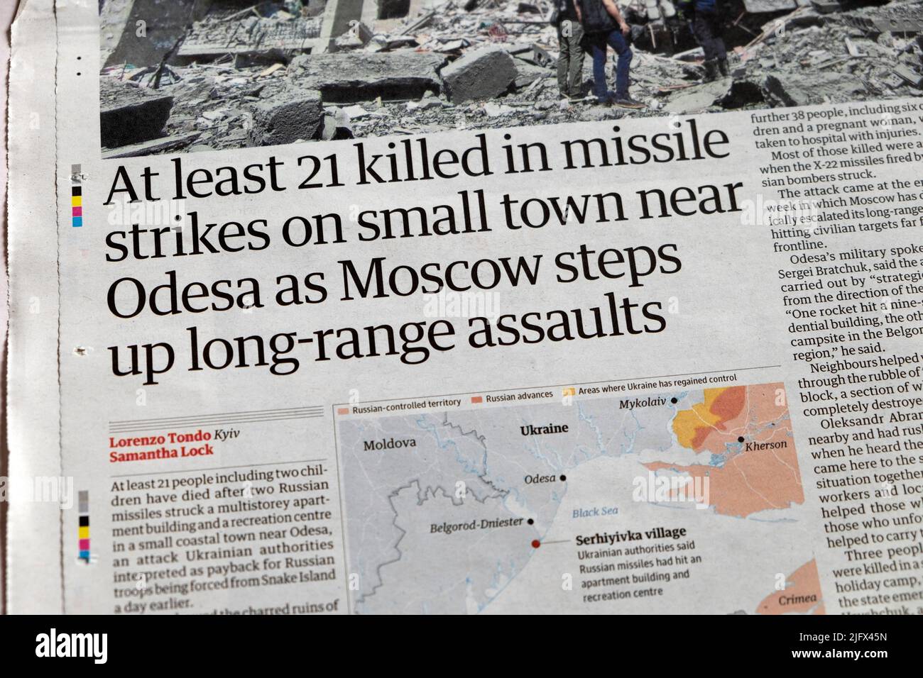 „Mindestens 21 Tote bei Raketenangriffen auf eine kleine Stadt in der Nähe von Odesa, während Moskau die Angriffe auf Langstreckenflugkörper ausweiten“, titelte die Zeitung Guardian am 1. Juli 2022 in Großbritannien Stockfoto