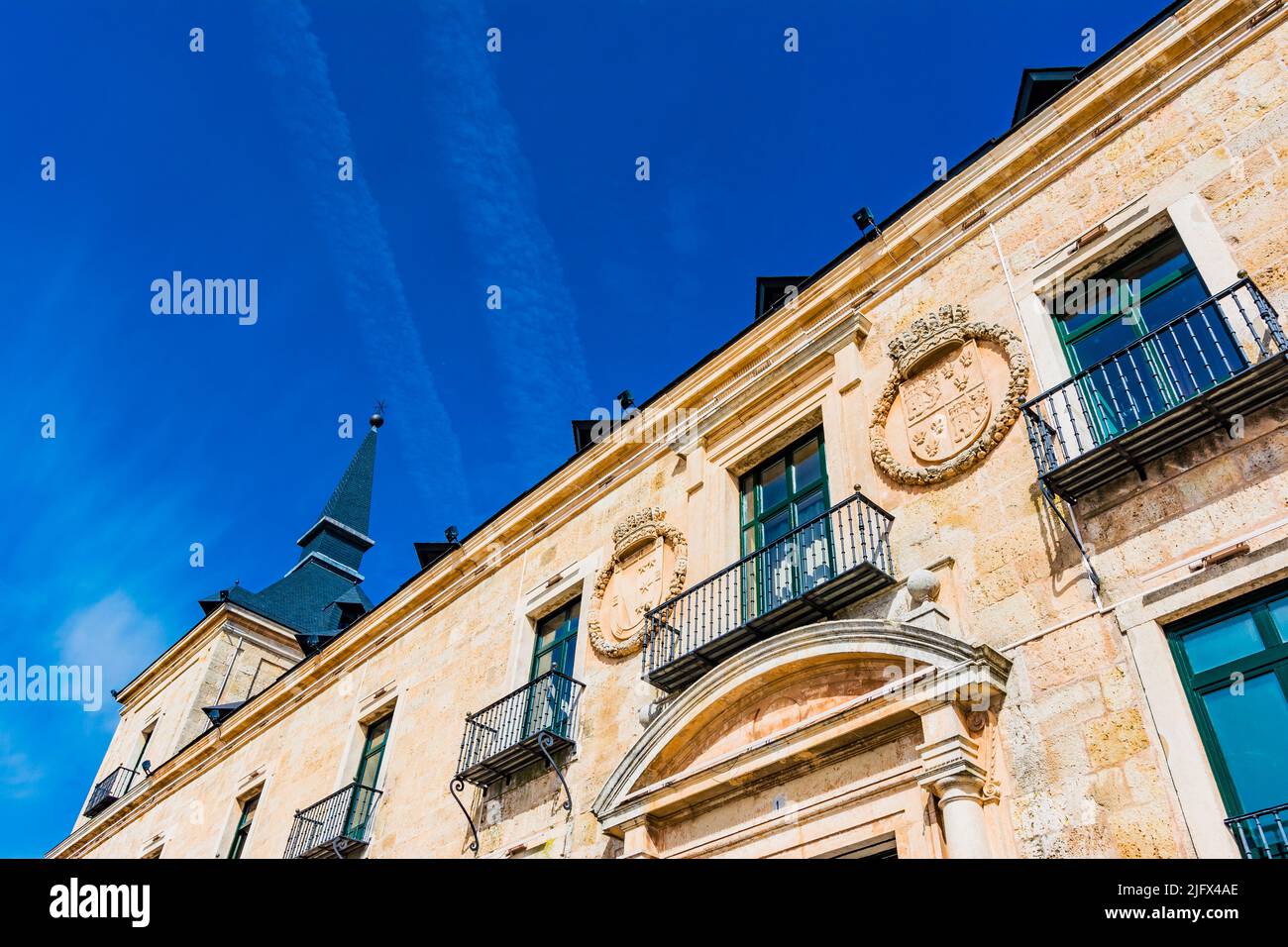 Fassade des Herzogspalastes Lerma. Über der Tür befinden sich zwei Wappen des Herzogs, die mit Lorbeer verziert sind. Lerma, Burgos, Castilla y León, Spanien, Europa Stockfoto