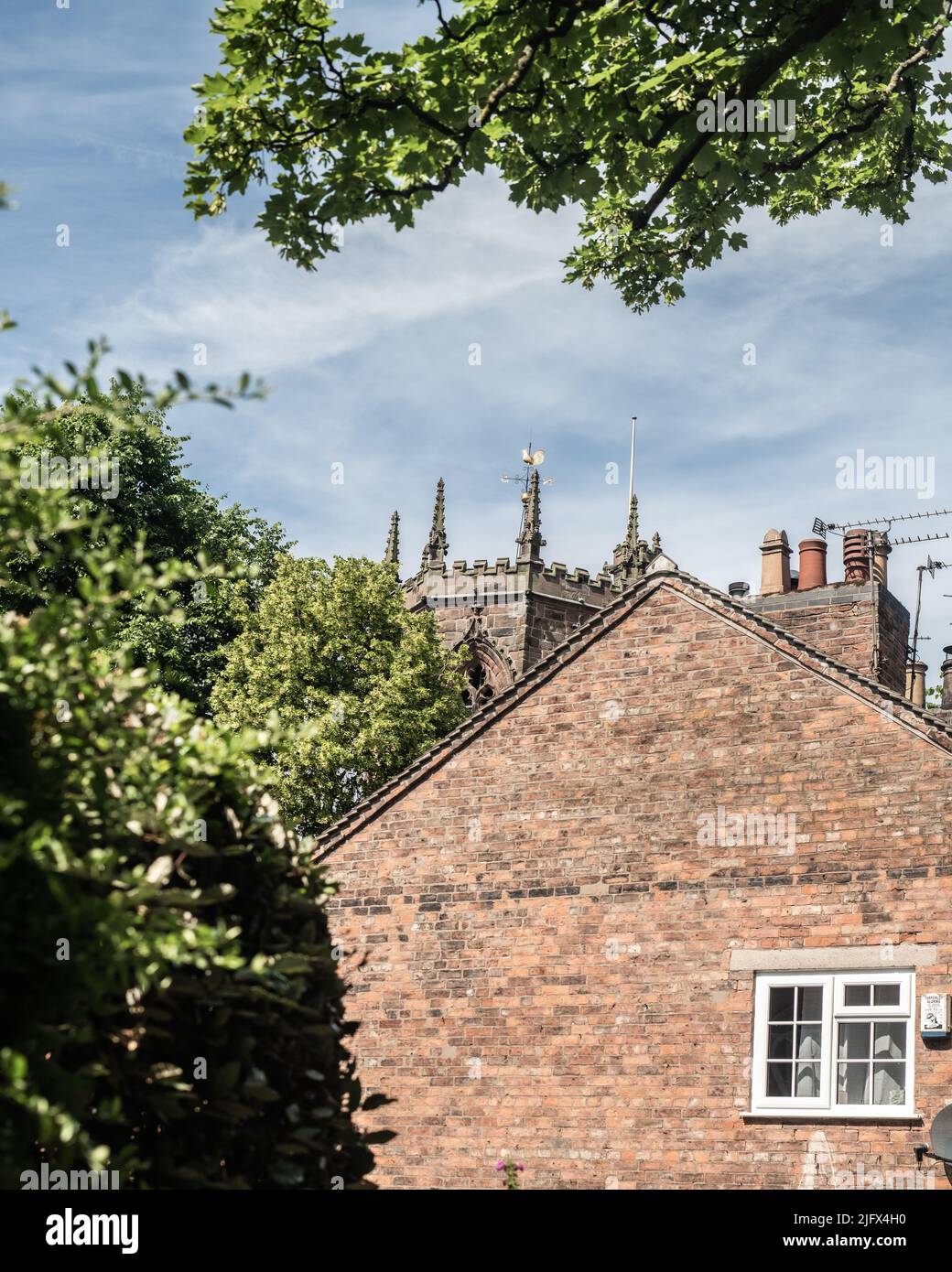Nantwich Home and St Mary's Church Spire, Sunny Day, Town Center, Victorian Building, Architektur, Stock-Fotografie, Hes. Stockfoto