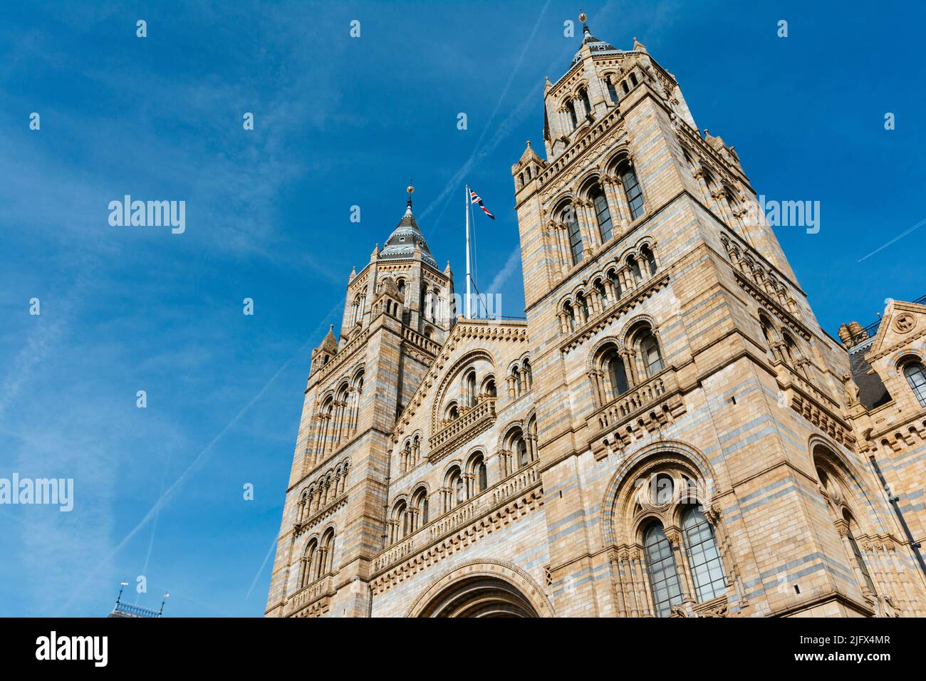 Die Hauptfassade des Naturhistorischen Museums. Das Natural History Museum in London ist ein Naturkundemuseum, das eine große Auswahl an Exemplaren aus dem Stockfoto