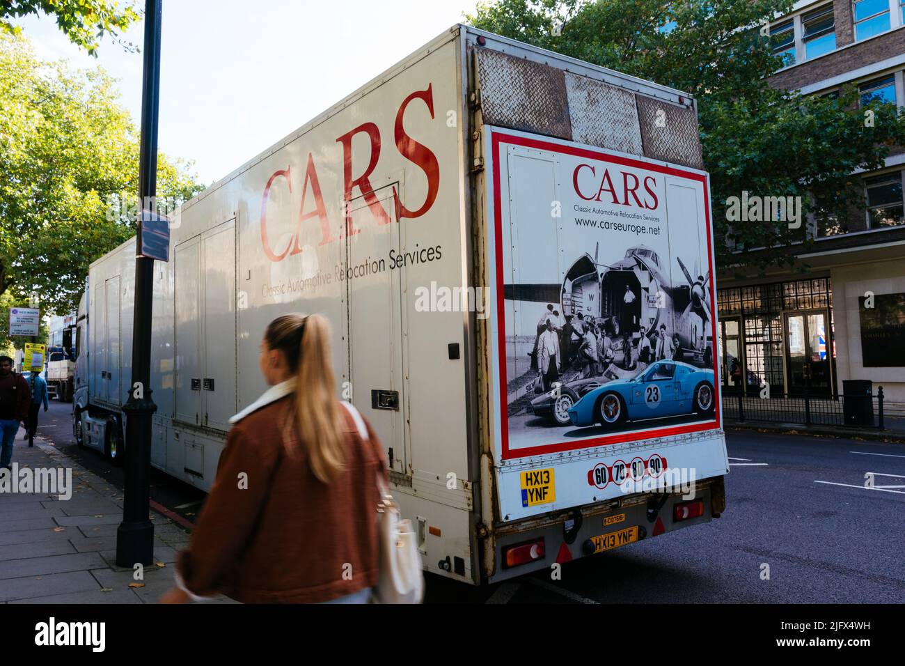 Große LKW zum Entfernen des Autos. Autos, Classic Automotive Relocation Services. London, England, Großbritannien, Europa Stockfoto